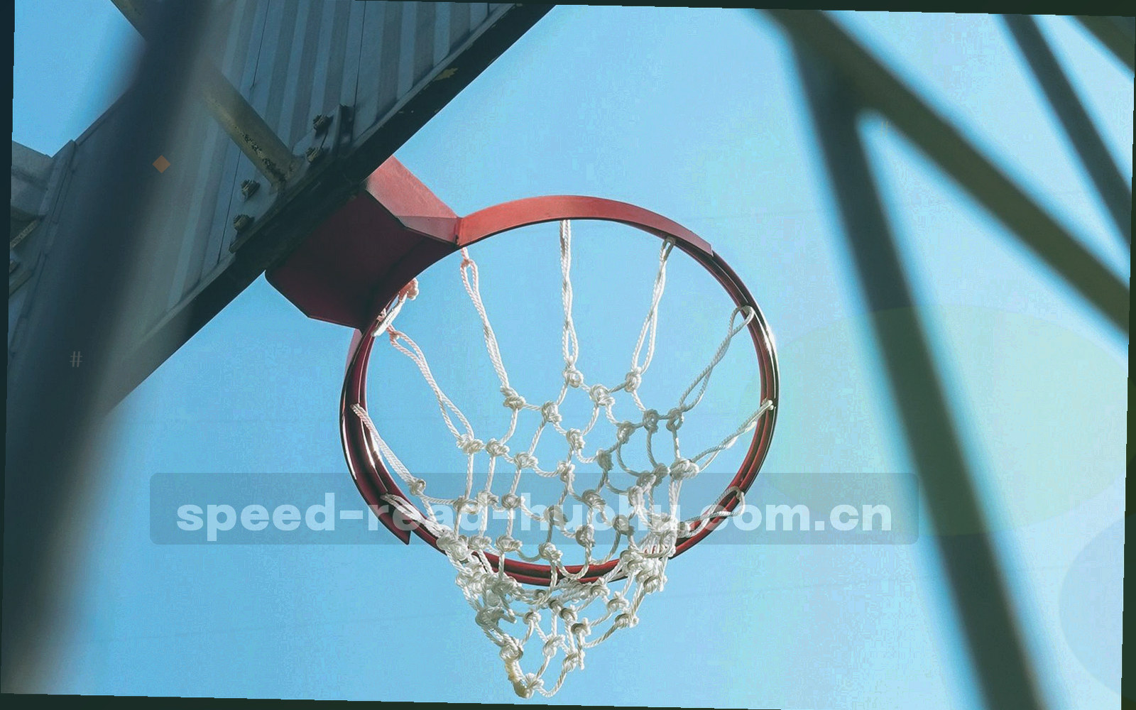 俯拍的工作台，键盘、摊开的笔记本与几张手写便签，没有人脸